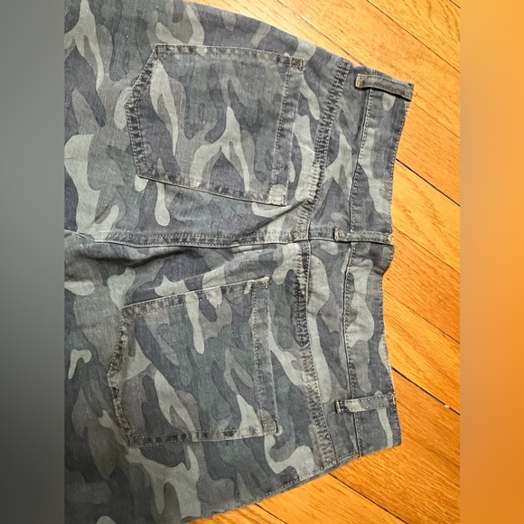 Sincerely Jules camo 100% cotton denim cargo pants. NWOT - Picture 3 of 6